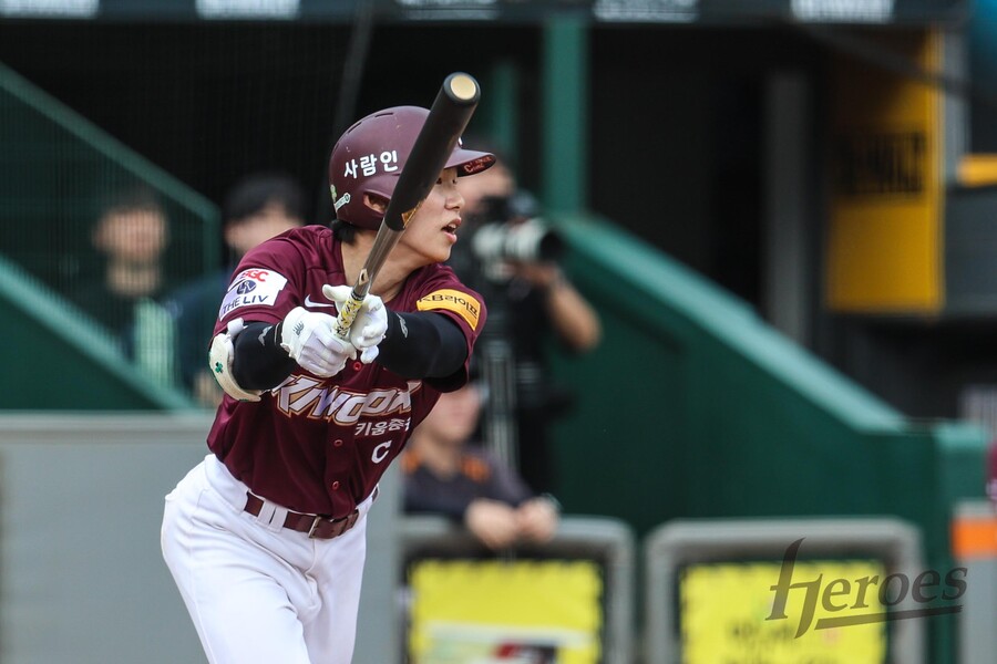 ▲ 김혜성을 다음 시즌 LA 다저스의 주전 2루수이자 8번 타자로 예상하는 목소리가 있다. 미국 매체 '팬사이디드'는 "김혜성이 토미 에드먼보다 낫다"며 호평을 내렸다. 당초 내야 백업으로 시즌을 출발할 것으로 보였으나 개빈 럭스 트레이드로 주전 진입까지 넘볼 수 있는 상황이다 ⓒ 키움 히어로즈