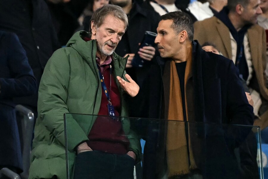 ▲ 맨체스터 유나이티드 짐 랫클리프 공동 구단주의 칼춤이 선수단을 불안에 떨게 만드는 모양이다. ⓒ연합뉴스/AFP