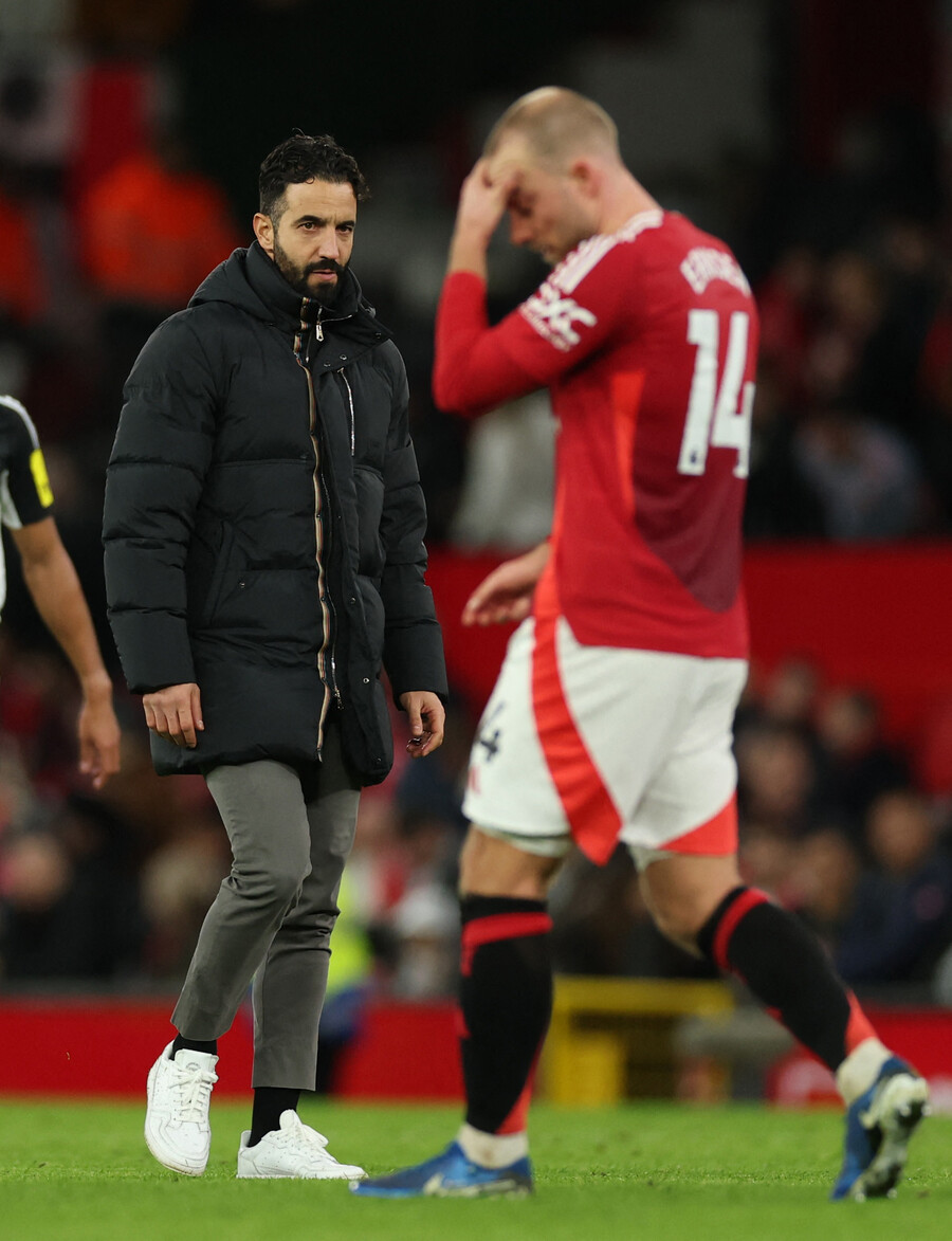 ▲ 맨체스터 유나이티드는 선수단 정리를 대대적으로 할 것으로 알려졌다. 요슈아 지르크지(사진 맨 위)는 이미 후벵 아모림 감독의 시야에서 사라지는 중이고 크리스티안 에릭센(가운데), 해리 매과이어(맨 아래)는 올 시즌 종료와 함께 계약이 끝나지만, 재계약 기운은 어디에도 없다. ⓒ연합뉴스/REUTERS/EPA