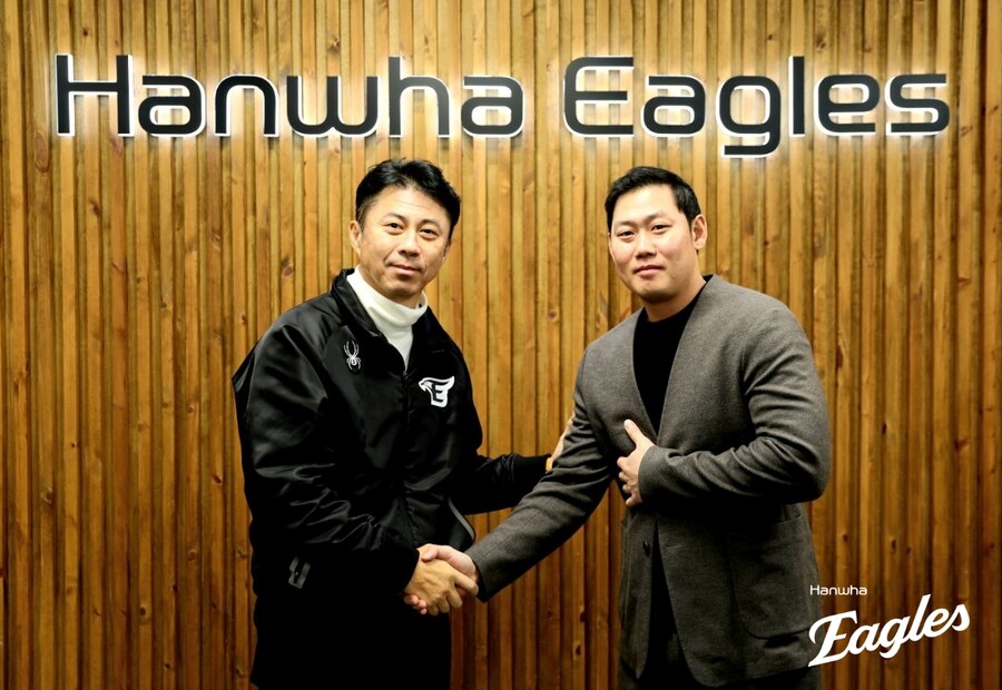 ▲ 지난 시즌을 마치고 FA를 선언했던 하주석(오른쪽)이 한화와 1년 총액 1억 1000만원에 사인하고 손혁 한화 단장과 악수를 나누고 있다. ​​​​​​​ⓒ한화 이글스