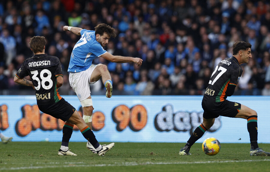 ▲ 나폴리의 2선 공격수 흐비차 크라바츠헬리아를 두고 맨체스터 유나이티드, 파리 생제르맹 등이 관심을 보이고 있다는 소식이다. 흐비차는 매시즌 이적설에 휘말려 왔지만, 이번에는 구체적이다. 나폴리와 재계약 협상이 난관에 봉착하자 이적 카드를 다시 꺼냈다고 한다. 나폴리도 긍정적인 자세로 협상한다는 계획이다. ⓒ연합뉴스/REUTERS