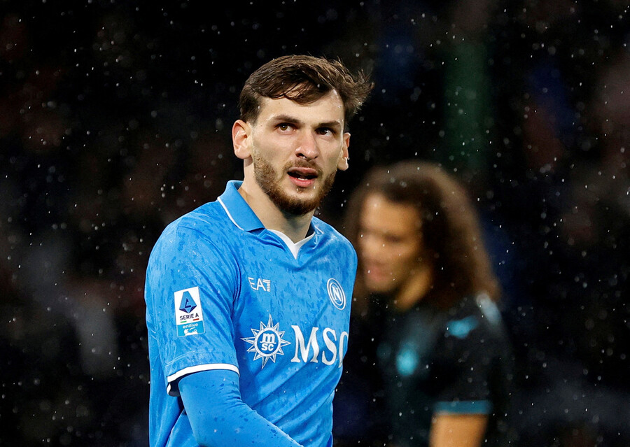 ▲ 나폴리의 2선 공격수 흐비차 크라바츠헬리아를 두고 맨체스터 유나이티드, 파리 생제르맹 등이 관심을 보이고 있다는 소식이다. 흐비차는 매시즌 이적설에 휘말려 왔지만, 이번에는 구체적이다. 나폴리와 재계약 협상이 난관에 봉착하자 이적 카드를 다시 꺼냈다고 한다. 나폴리도 긍정적인 자세로 협상한다는 계획이다. ⓒ연합뉴스/REUTERS