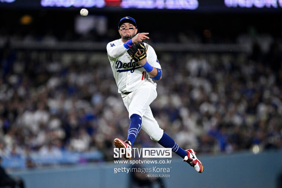 ▲ 지난 해 LA 다저스에서 백업 유격수로 쏠쏠한 활약을 펼쳤던 미겔 로하스가 트레이드 후보 중 하나로 언급되고 있다. 그러나 다저스가 500만 달러의 구단 옵션을 선택한 선수라는 점에서 과연 트레이드가 이뤄질지는 미지수다.