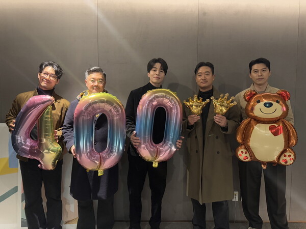 ▲ 영화 '하얼빈' 배우들이 400만 관객 돌파를 축하하고 있다. 제공|CJ ENM