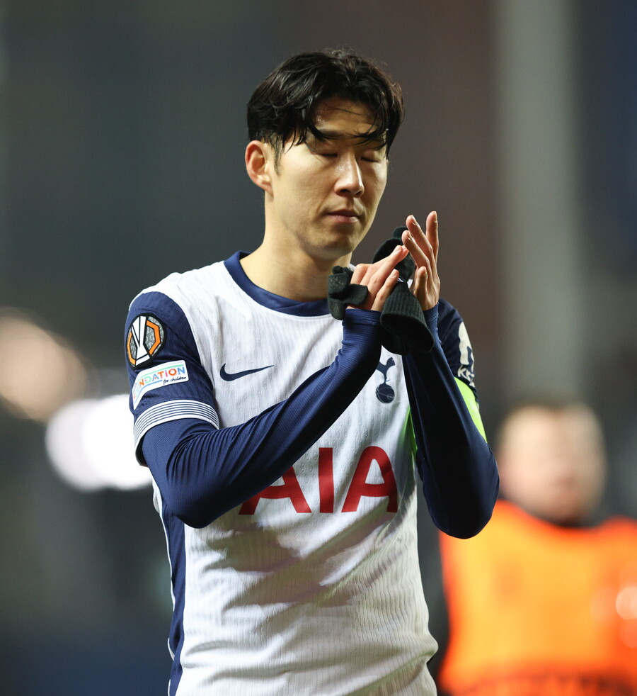 ▲ 손흥민은 이제 중요한 선택의 기로에 서 있다. 토트넘에서 남은 계약 기간 동안 자신의 가치를 재확인하며 팀에 잔류할 것인지, 아니면 새로운 도전을 위해 다른 팀으로 이적할 것인지 결정해야 한다. 손흥민의 헌신이 토트넘에서 끝내 인정받을지, 혹은 새로운 팀에서 재평가될지 모든 시선이 쏠리게 될 것이다. 토트넘이 1년 연장 옵션을 발동해 2026년까지 손흥민과 계약을 유지했지만 잔류에 대한 희망과 레전드 대우보다는 ‘방출’에 초점이 쏠리고 있다. 전 브렌트퍼드 감독 마틴 앨런은 “그의 전성기는 지났다. 이제는 적절한 가격에 판매해야 할 때”라고 말하고 있다. 손흥민은 이번 계약 연장 발표 후에도 “토트넘을 사랑한다. 10년 동안 이곳에서 보낸 모든 시간이 자랑스럽다”며 팀에 대한 애정을 드러냈다. 그는 주장으로서 팀을 이끌기 위해 매일 노력하고 있지만, 토트넘의 방출 계획이 현실화된다면, 그의 헌신은 더 이상 가치를 인정받지 못하는 셈이 된다 ⓒ연합뉴스