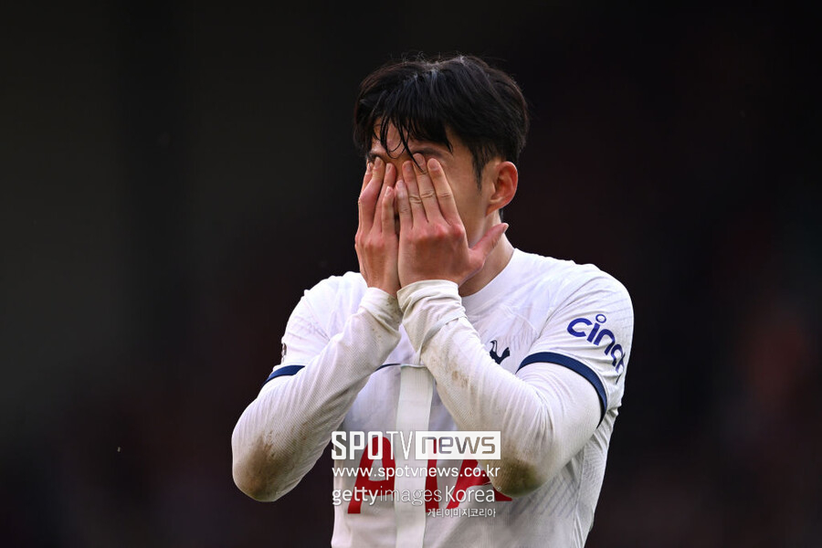 손흥민은 이제 중요한 선택의 기로에 서 있다. 토트넘에서 남은 계약 기간 동안 자신의 가치를 재확인하며 팀에 잔류할 것인지, 아니면 새로운 도전을 위해 다른 팀으로 이적할 것인지 결정해야 한다. 손흥민의 헌신이 토트넘에서 끝내 인정받을지, 혹은 새로운 팀에서 재평가될지 모든 시선이 쏠리게 될 것이다. 토트넘이 1년 연장 옵션을 발동해 2026년까지 손흥민과 계약을 유지했지만 잔류에 대한 희망과 레전드 대우보다는 ‘방출’에 초점이 쏠리고 있다. 전 브렌트퍼드 감독 마틴 앨런은 “그의 전성기는 지났다. 이제는 적절한 가격에 판매해야 할 때”라고 말하고 있다. 손흥민은 이번 계약 연장 발표 후에도 “토트넘을 사랑한다. 10년 동안 이곳에서 보낸 모든 시간이 자랑스럽다”며 팀에 대한 애정을 드러냈다. 그는 주장으로서 팀을 이끌기 위해 매일 노력하고 있지만, 토트넘의 방출 계획이 현실화된다면, 그의 헌신은 더 이상 가치를 인정받지 못하는 셈이 된다