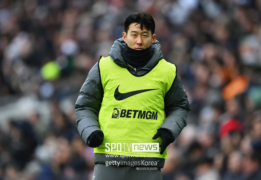 손흥민은 2015년부터 10년 동안 팀을 위해 헌신했고, 안토니오 콘테 감독 시절에는 스포츠 탈장의 고통을 참아내며 수술대에 오르지 않고 그라운드를 누볐다. 그런데 이제 이것이 발목을 잡는 모양이다. 전 크리스털 팰리스 회장 사이먼 조던이 현지 언론과 인터뷰에서 “여러 소식통을 통해 손흥민이 작년에 수술을 받았다는 것을 알게 됐다”며, 손흥민이 100% 컨디션이 아닌 상태며 심각한 에이징 커브에 빠졌다고 주장했다. 여기에 전 브렌트퍼드 감독 마틴 앨런은 손흥민의 가치를 1000만 파운드(약 180억 원)에서 1500만 파운드(약 270억 원)로 평가하며 “그의 전성기는 지났다. 이제는 적절한 가격에 판매해야 할 때”라고 주장했다. 영국 매체 스퍼스웹은 “토트넘이 체결한 손흥민과 1년 연장 발동이 완전한 손흥민의 잔류를 보장하지 않는다. 오히려 여름 이적 시장에서 이적료를 남기기 위한 조치로 보인다”라고 주장했다.