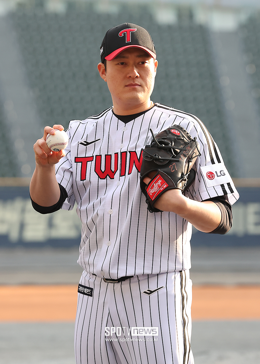 ▲ 2007년 프로 데뷔 후 18년을 두산 베어스에서만 뛰었던 김강률. FA 이적으로 올해부터는 잠실 라이벌 LG 트윈스 유니폼을 입는다. 김강률은 두산 타자들을 상대하면 어떨 것 같으냐는 질문에 "몇몇은 웃음이 나올 것 같다"고 했다. ⓒ곽혜미 기자