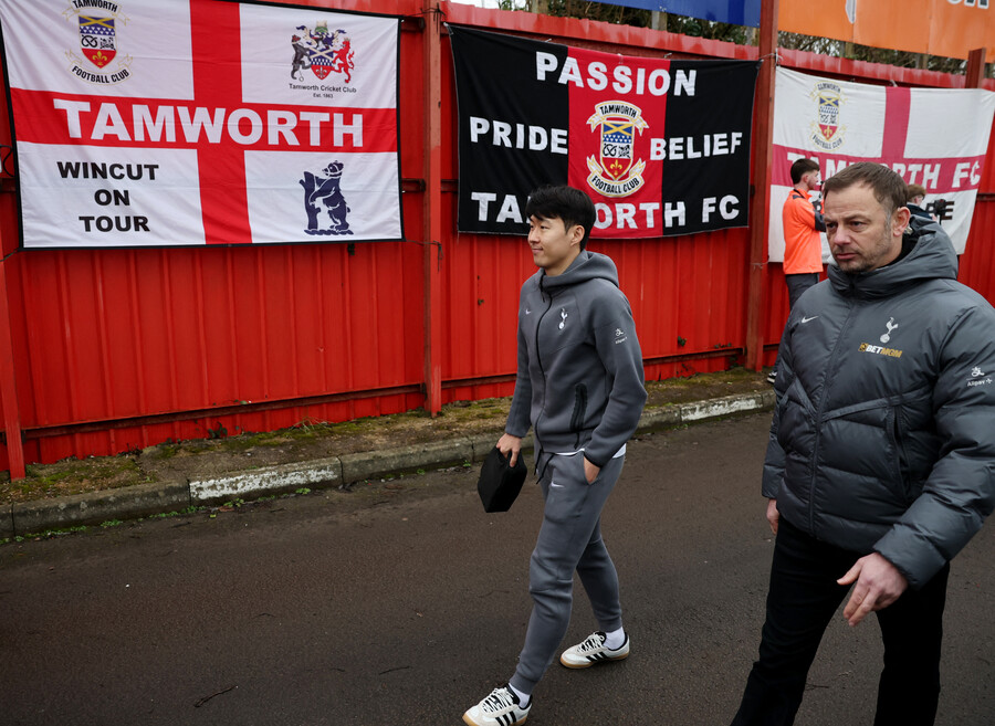 ▲ 내셔널리그(5부 리그) 소속의 탬워스전 원정을 위해 탬워스에 도착한 토트넘 홋스퍼 주장 손흥민과 엔제 포스테코글루 감독. ⓒ연합뉴스/REUTERS