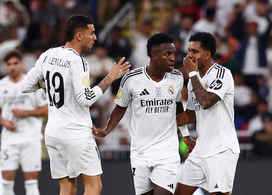 ▲ 양팀은 레반도프스키, 음바페 등 골잡이들이 모두 골맛을 봤다. 또, 바르셀로나 보이체흐 슈체스니 골키퍼가 퇴장 당하는 변수까지 나오는 등 여러 장면이 연출됐다. ⓒ연합뉴스/REUTERS/AP