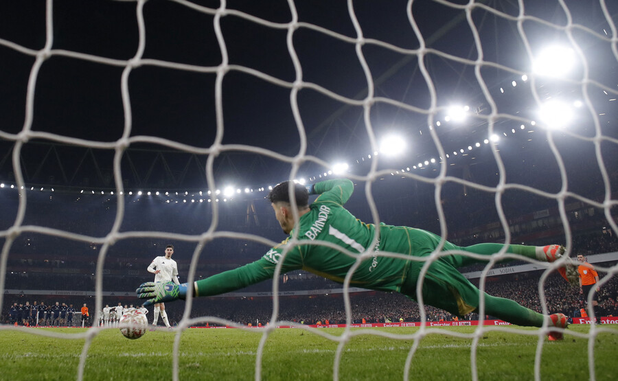 ▲ 맨체스터 유나이티드는 아스널과 승부차기 혈전을 벌였다. 해리 매과이어는 주심의 판정에 격렬하게 항의하고 아스널 선수단과 싸우는 터프함을 보여줬다. ⓒ연합뉴스/AFP/REUTERS