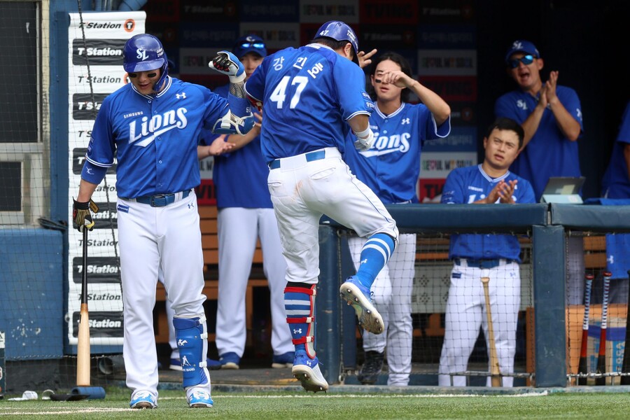 ▲강민호와 박병호 모두 올 시즌을 끝으로 FA 자격을 얻는다. 사진은 강민호가 득점한 후 박병호와 기뻐하는 모습.  ⓒ삼성 라이온즈