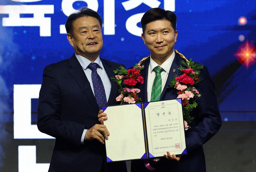 ▲ 전 대한탁구협회장이 역대급 경쟁 속에서 대반전 드라마를 연출하고 제42대 대한체육회장에 당선됐다. 총투표수 1209표 중 417표(34.5%)를 획득, 3선을 노렸던 이기흥 현직 회장을 꺾고 새로운 대한체육회장 자리에 올랐다 ⓒ연합뉴스