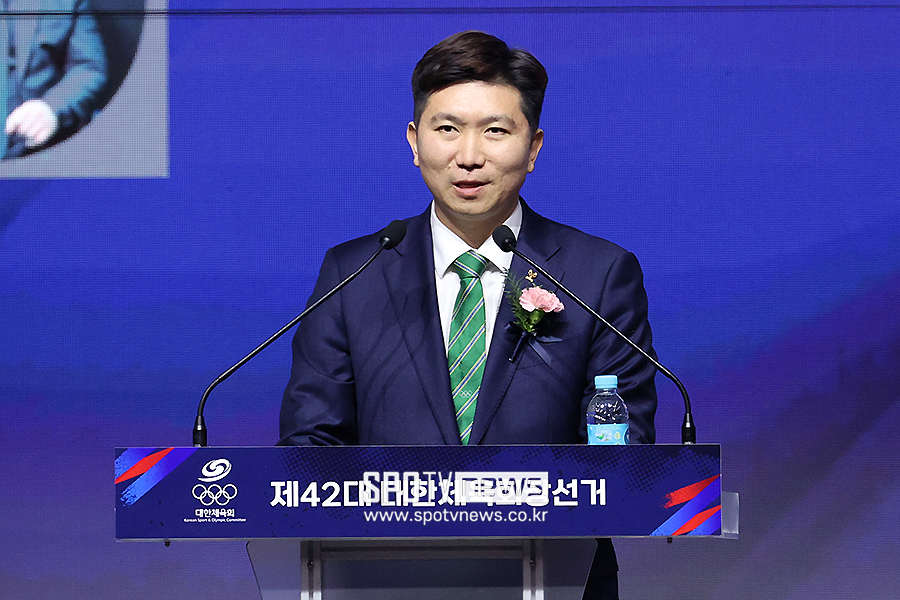 ▲ 유승민 전 대한탁구협회장이 역대급 경쟁 속에서 대반전 드라마를 연출하고 제42대 대한체육회장에 당선됐다. 총투표수 1209표 중 417표(34.5%)를 획득, 3선을 노렸던 이기흥 현직 회장을 꺾고 새로운 대한체육회장 자리에 올랐다 ⓒ곽혜미 기자