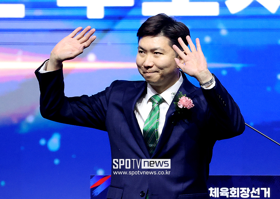 ▲ 유승민 전 대한탁구협회장이 역대급 경쟁 속에서 대반전 드라마를 연출하고 제42대 대한체육회장에 당선됐다. 총투표수 1209표 중 417표(34.5%)를 획득, 3선을 노렸던 이기흥 현직 회장을 꺾고 새로운 대한체육회장 자리에 올랐다