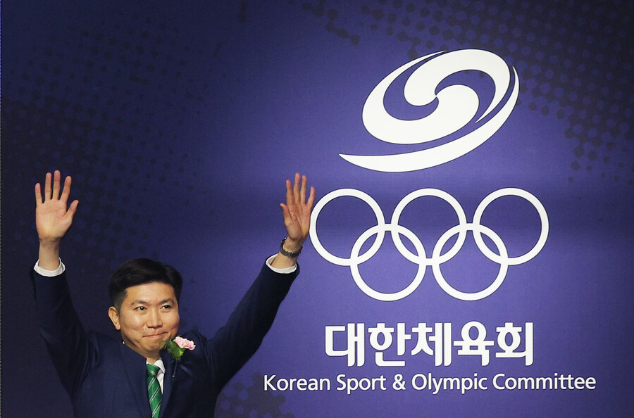 ▲ 유승민 전 대한탁구협회장이 역대급 경쟁 속에서 대반전 드라마를 연출하고 제42대 대한체육회장에 당선됐다. 총투표수 1209표 중 417표(34.5%)를 획득, 3선을 노렸던 이기흥 현직 회장을 꺾고 새로운 대한체육회장 자리에 올랐다 ⓒ연합뉴스