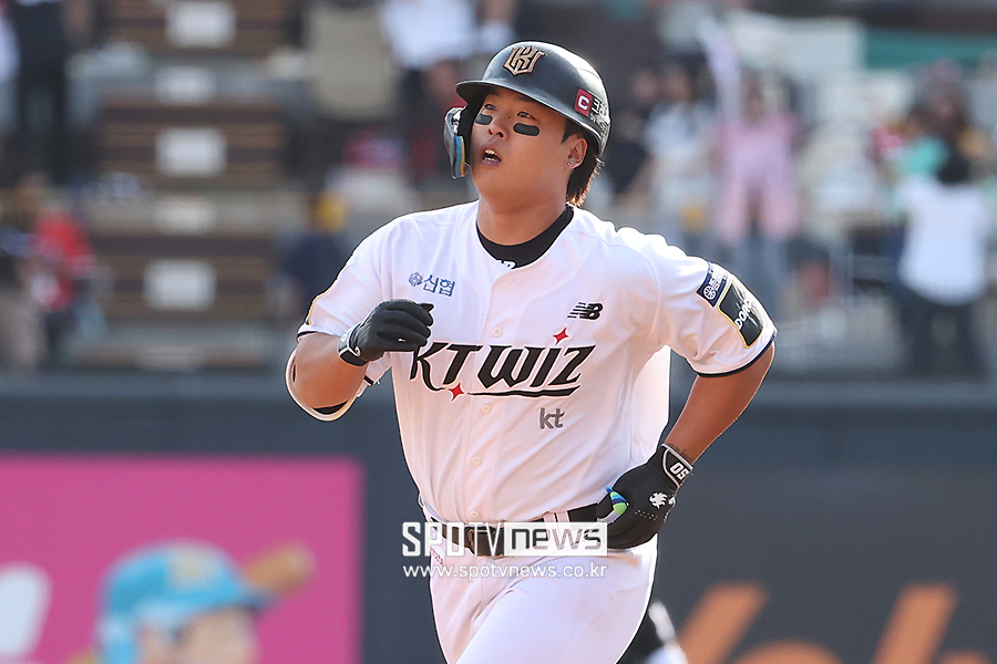 ▲ kt는 강백호를 잡아야 하는 팀이고, FA 시장에 나가기 전 비FA 다년 계약을 성사시키는 게 최선의 방법이다. ⓒ곽혜미 기자