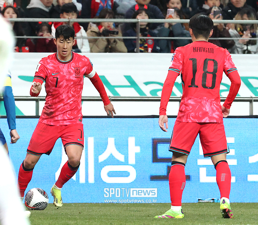 ▲ 유럽 축구 전문가 파브리치오 로마노와 스페인 언론 렐레보는 PSG가 이강인을 "판매 불가"로 간주하고 있다고 보도했다. 그러나 PSG가 이강인의 성장 가능성과 시장 가치를 고려할 때, 합리적인 이적료를 제시받는다면 이적을 고려할 가능성도 배제할 수 없다. ⓒ곽혜미 기자