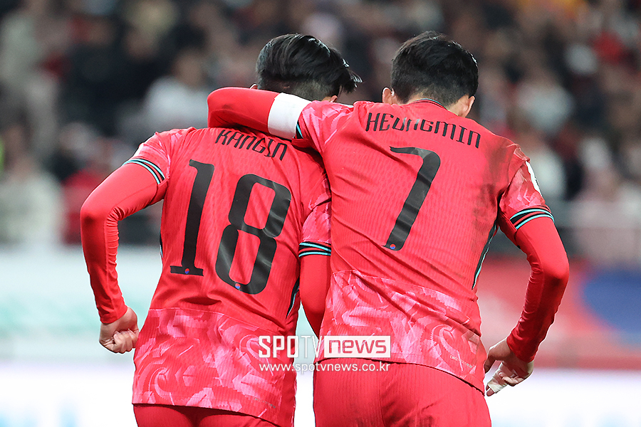 ▲ 이강인이 프리미어리그의 여러 구단들로부터 러브콜을 받으며 축구 이적 시장의 중심에 섰다. 이번 겨울 이적 시장에서 그의 몸값은 약 600억 원 수준으로 평가되고 있지만, 여름 이적 시장에서 치열한 경쟁이 예상되며 아시아 선수 최초로 이적료 1000억 원을 돌파할 가능성이 생겼다. ⓒ곽혜미 기자