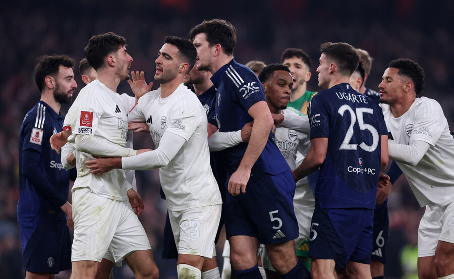 ▲ '저 맨체스터 유나이티드가 1년 연장 옵션 행사 했다고 그러네요', 올 시즌 종료 후 계약 만료 예정이었던 해리 매과이어. 맨유가 동행을 더 이어가기로 결정하자 경기력이 물이 올랐다는 평가다. 아스널전에서 싸움닭으로 변신해 승부차기 승리를 이끌었다. ⓒ연합뉴스/REUTERS/AFP