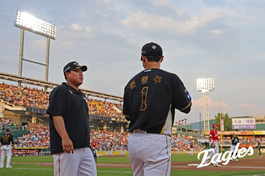 ▲ 한화의 현직 에이스인 류현진과 차세대 에이스인 문동주는 2025년 팀 성적의 키를 쥐고 있는 선수들이다 ⓒ한화이글스