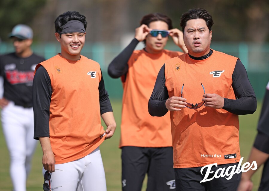 ▲ 2024년 2월 오키나와 캠프 당시의 류현진(오른쪽)과 문동주 ⓒ한화이글스