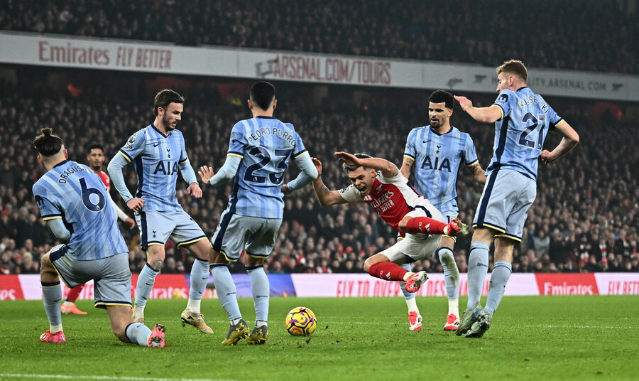 ▲ 토트넘 홋스퍼의 손흥민은 올 시즌 두 번째 아스널과의 북런던 더비에서 선제골을 넣었다. 그러나 경기는 1-2로 뒤집히며 패배로 끝났다. ⓒ연합뉴스/REUTERS/EPA