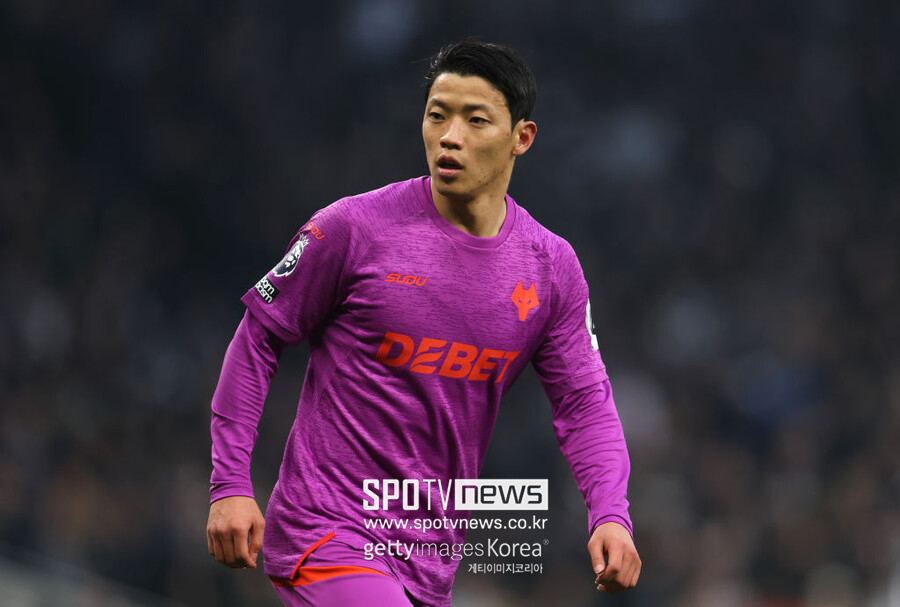 ▲ 울버햄튼은 최고의 활약을 펼친 황희찬을 지키기 위해 2028년까지 재계약을 체결하며 이탈에 대비했다. 그러나 시즌 출발이 좋지 않았다. 지난 시즌보다 떨어진 경기력으로 팀 내 입지가 줄어들었다. 그는 올 시즌 총 17경기서 2골을 넣었다.