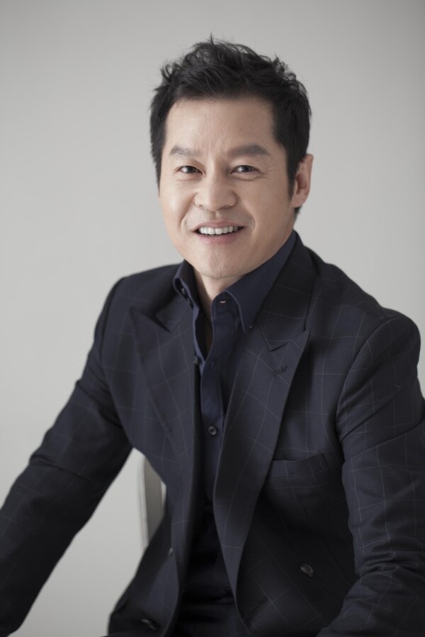 ▲ 디즈니+ 오리지널 '트리거'에서 두 얼굴의 목사 역할을 맡아 극에 긴장감을 불어넣는다. 제공|에일리언컴퍼니