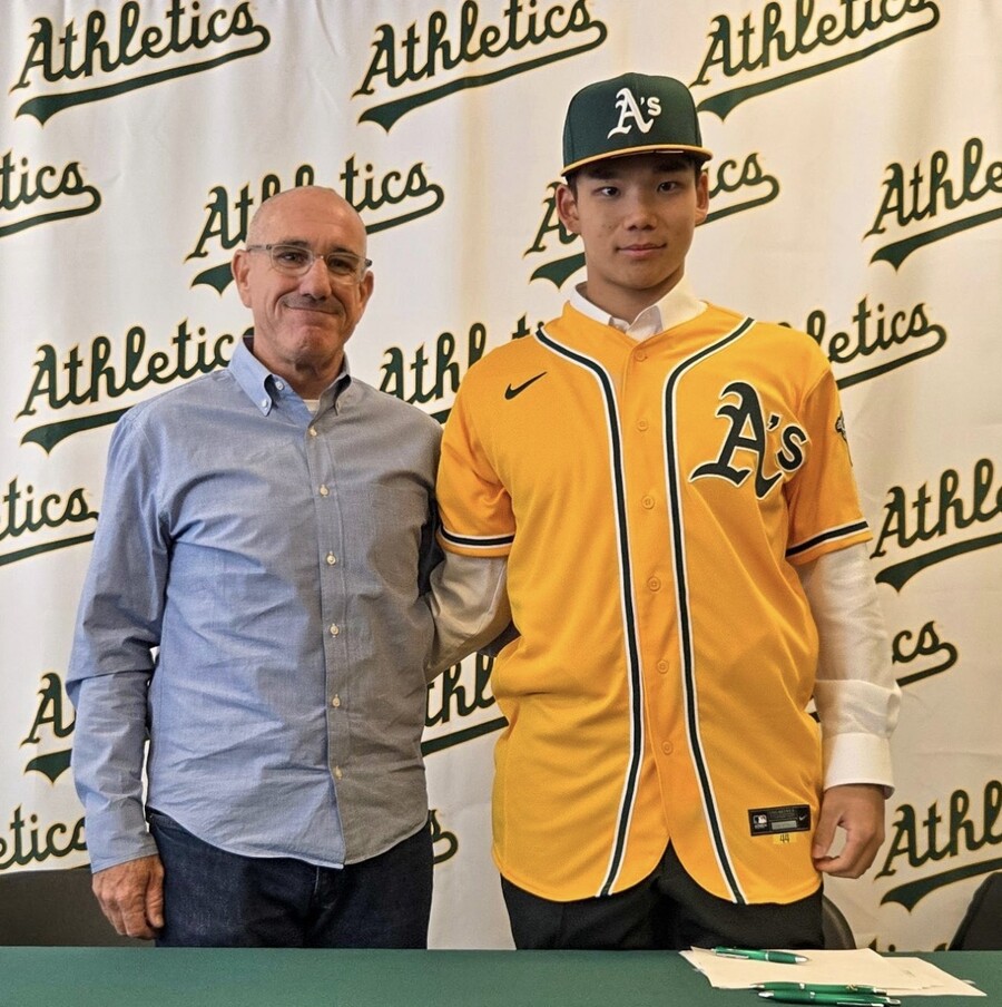 ▲ 오클랜드 애슬래틱스가 16일(한국시간) 일본 고교야구 유망주 모리 쇼타로와 계약을 발표했다. 계약금은 151만500달러(약 22억 원)다. ⓒ오클랜드 SNS