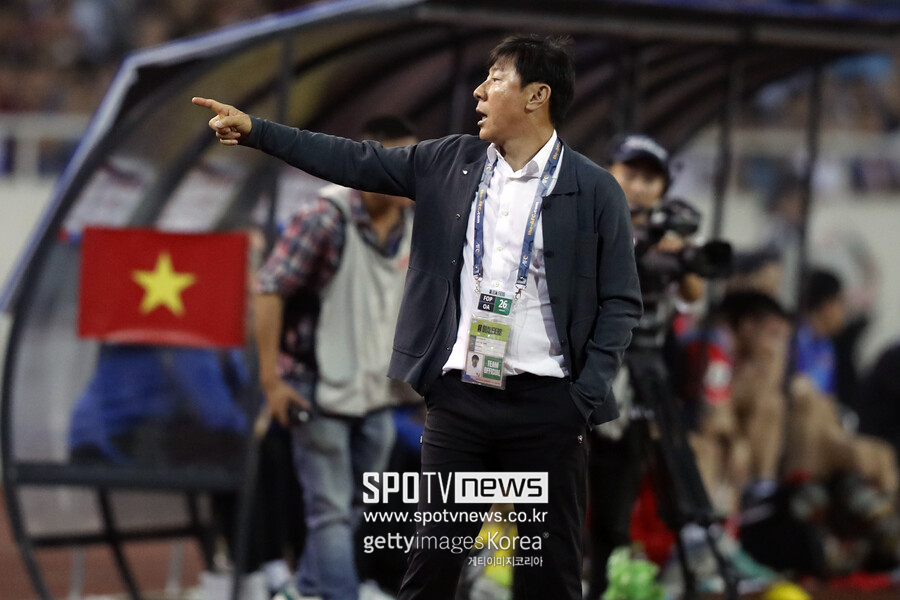 ▲ 지난해 6월 신태용 감독은 23세 이하(U-23) 팀을 겸직하며 파리 올림픽 대륙 플레이오프까지 올려놓는 등 공을 앞세워 2027년 6월까지 연장 계약을 체결한 바 있다. 2019년부터 지휘봉을 잡고 인도네시아의 발전을 이끌었다는 것에는 이견이 없다. 하지만, 갑작스러운 경질은 이해하기 어려운 부분 중 하나다. 미쓰비시컵 성적 부진이 신 감독 경질의 뜨거운 재료로 쓰였을 것으로 보인다.