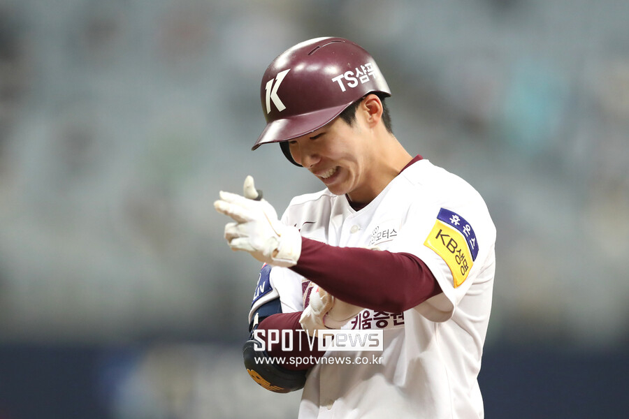 ▲ LA 다저스에 합류한 김혜성은 개막 로스터 후보 중 가장 어린 편에 속한다. 김혜성은 지난 해 KBO 리그에서 127경기에 나서 홈런과 타점에서 커리어 하이를 작성하는 등 타율 .326 11홈런 75타점 30도루를 기록, 메이저리그로 향할 채비를 마쳤음을 알렸다. ⓒ곽혜미 기자