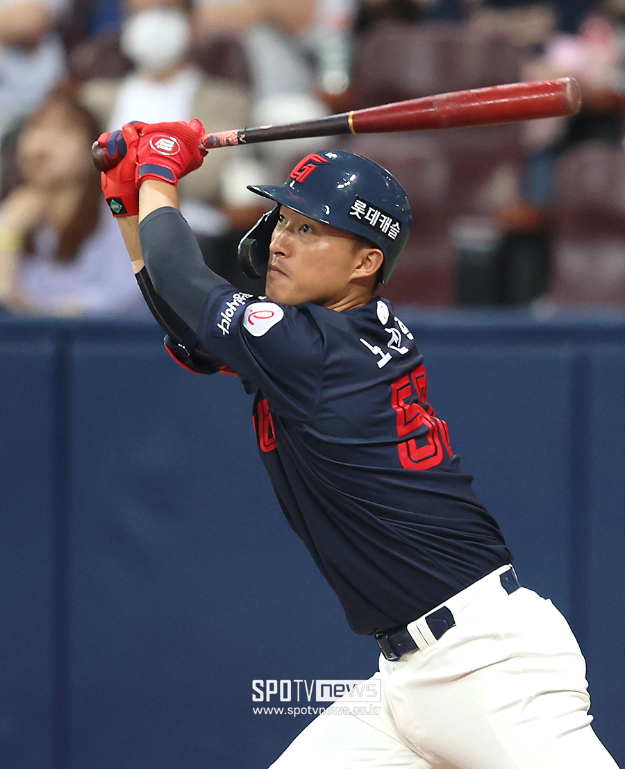 ▲ 롯데와 4년 총액 50억원에 FA 계약을 맺었던 노진혁이 올해는 부활에 성공할 수 있을지 관심을 모은다. 노진혁은 지난 해 백업으로 전락하며 깊은 부진에 빠지고 말았다. ⓒ곽혜미 기자