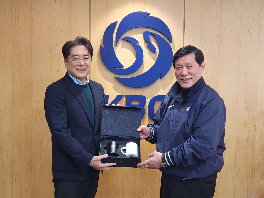 ▲ 허구연 KBO 총재(오른쪽)와 김승우 한국리틀야구연맹 회장 ⓒKBO