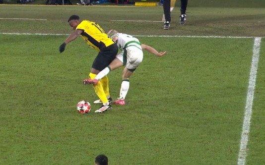 ▲ 카마라의 다리를 걷어차는 마에다 ⓒ더 선