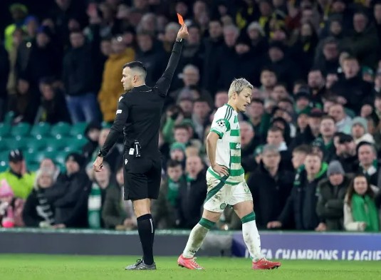 ▲ 퇴장당하는 마에다  ⓒ연합뉴스/EPA