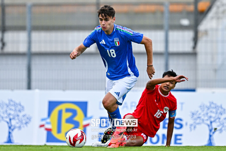 ▲ 신태용 감독은 인도네시아 축구를 새로운 팀으로 만들어 놓았다는 평가를 받는다. 수비수 도니 파뭉카스(사진 위 오른쪽)는 신 감독의 지도에 상당한 영향을 받았다고 고백했다.