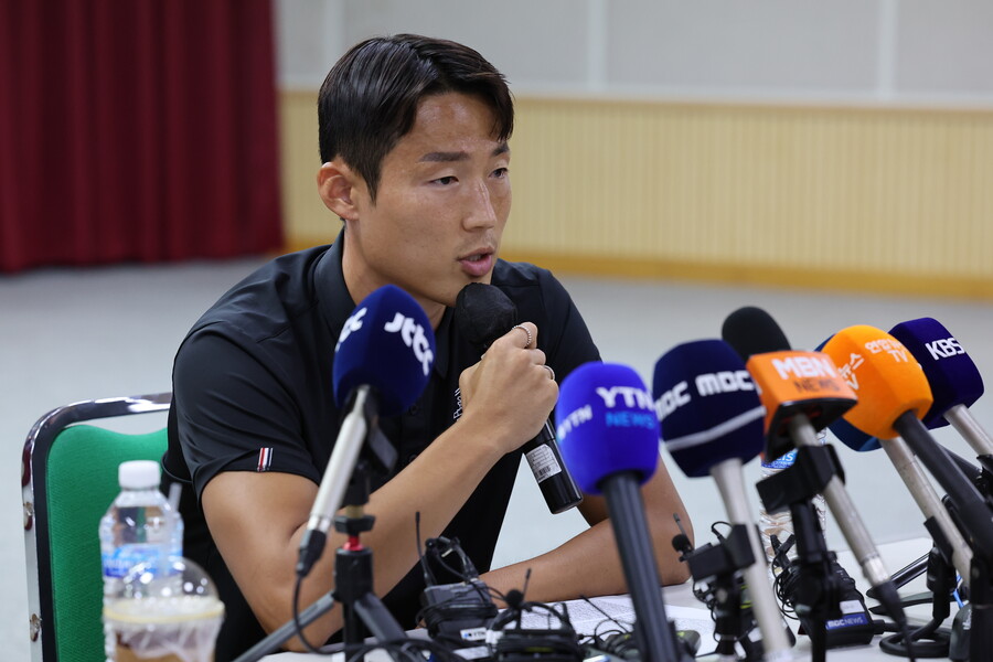 ▲ 손준호는 산둥 타이산에서 뛰던 2023년 5월 중국 현지에서 공안에 형사 구금되면서 10개월 동안 현역 생활이 잠시 멈추는 위기를 맞았다. 당시 중국 축구계에 만연했던 부패, 비리와 관련해 산둥 타이산이 연루되면서 상당한 소란이 일었다. 이 과정에서 중국은 손준호에 대한 혐의를 밝히지 않았다. 최근 손준호가 승부조작에 가담해 영구 제명한다고 밝혔다. 중국축구협회가 FIFA에 조사 결과를 전달하면 최악의 경우 손준호는 국내에서도 축구 선수 생활을 할 수 없다. 손준호는 승부조작이 아닌 개인간 금품수수 혐의였다고 해명했으나 대가성이 아니라는 물증은 제시하지 못했다. ⓒ연합뉴스