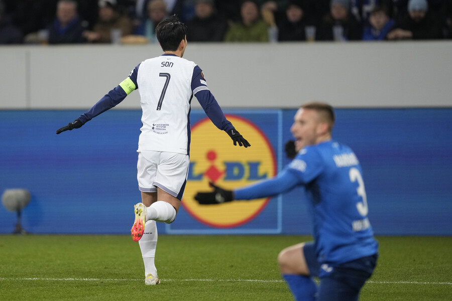 ▲ 토트넘 홋스퍼 주장 손흥민은 지난 에버턴전에서 두 번의 결정력 기회를 놓친 뒤 일부 팬으로부터 욕설을 들었다. 하지만, 호펜하임전에서 두 골을 넣으며 비판에 대답했다. ⓒ연합뉴스/AP