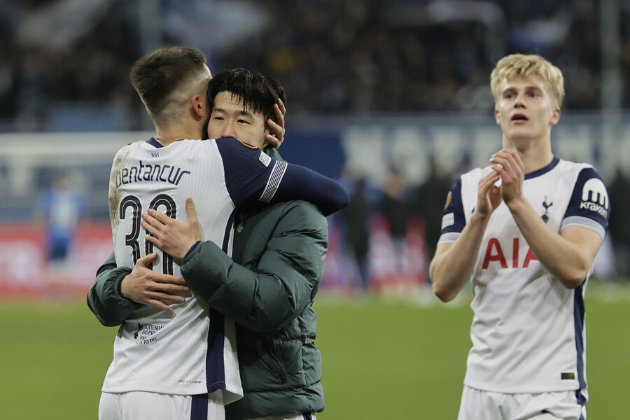 ▲ 손흥민은 프리미어리그 22라운드 에버턴전에서 두 차례 결정적 기회를 놓치면서 2-3 패배의 원흉으로 지목 받았고 원색적인 욕설도 들었다. 사과하기 바빴더 손흥민이 호펜하임전에서 두 골을 넣으며 3-2 승리로 이끌었고 그의 마음을 하는 동료들은 꼭 안아줬다.  ⓒ연합뉴스/EPA/REUTERS