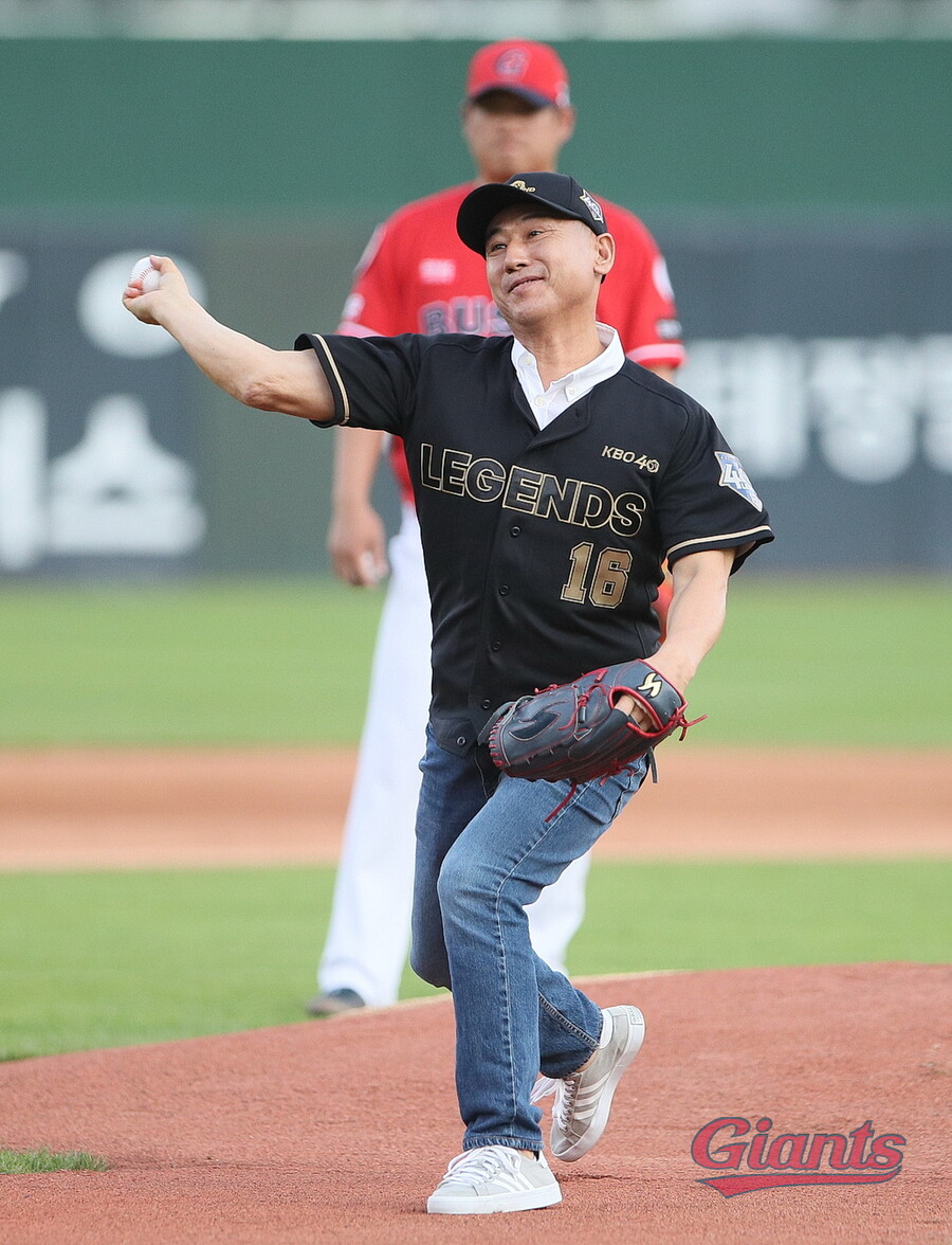 ▲ 박정태 SSG 퓨처스 감독은 1991~1992년 2루수 부문 골든글러브를 수상했고 1996년에 이어 1998~1999년에도 골든글러브를 거머쥐면서 야구 인생 최고의 황금기를 맞았다. 특히 1999년에는 지금도 단일시즌 최다 기록으로 남아있는 31경기 연속 안타 행진을 펼치며 역사의 주인공이 됐고 플레이오프에서 삼성과 최종전까지 가는 처절한 사투 끝에 한국시리즈 진출에 성공, 부산 야구 팬들의 '영웅'이 됐다. ⓒ롯데 자이언츠