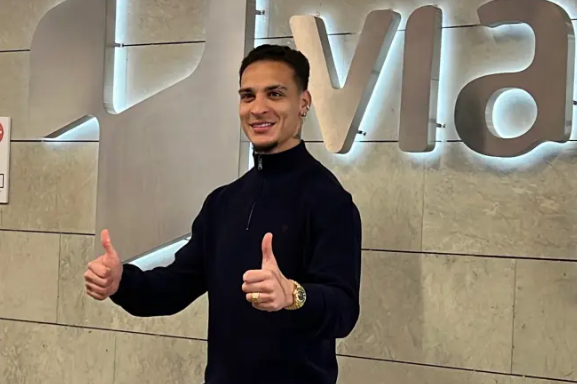 ▲ 안토니는 맨체스터 유나이티드와의 계약 기간이 2027년까지 남아 있음에도 불구하고, 안토니는 지난 18개월 동안 기대에 미치지 못한 활약으로 팬들과 구단의 신뢰를 모두 잃었다. 이제 프리미어리그에서의 악몽을 뒤로하고 스페인에서 새로운 도전을 시작할 예정이다. ⓒ 마르카