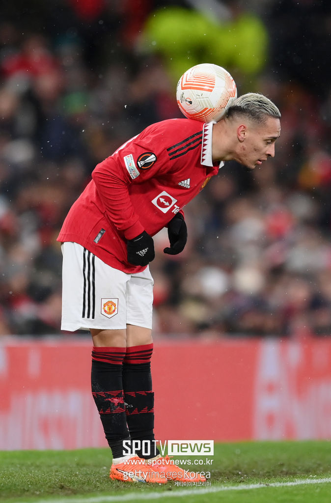 ▲ 2023년 영국 매체 ‘데일리 메일’ 등 현지 보도에 따르면, 안토니의 전 여자친구가 브라질과 영국에서 잇달아 그를 고소하며 폭행 혐의를 제기했다. 그녀는 “안토니가 임신 중이었던 나를 호텔에서 폭행했으며, 여러 차례 폭력을 행사했다”고 주장했다. 이 외에도 두 명의 여성들이 안토니에게 폭행을 당했다고 추가로 폭로하며 상황은 더 악화되었다.