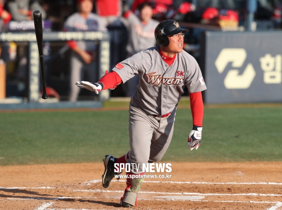 ▲ 팬들의 사랑을 한몸에 받았던 '가을사나이' 박정권 감독은 퓨처스팀 감독으로 다시 구단에 돌아온다. ⓒ한희재 기자