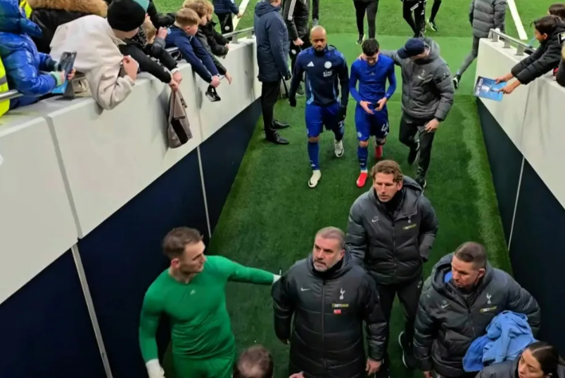 ▲ 토트넘 입장에서 어느 때보다 충격으로 다가오는 패배다. 이번 상대였던 레스터는 경기 전까지 7연패 수렁에 빠져있었다. 토트넘도 부진하지만, 레스터는 아예 강등권에 머물러 있었기에 객관적으로 홈팀에 승리 가능성이 기울던 상황이었다. 그런데 안방에서 역전패를 당한 토트넘은 하위권을 벗어나지 못했다. ⓒ 더선