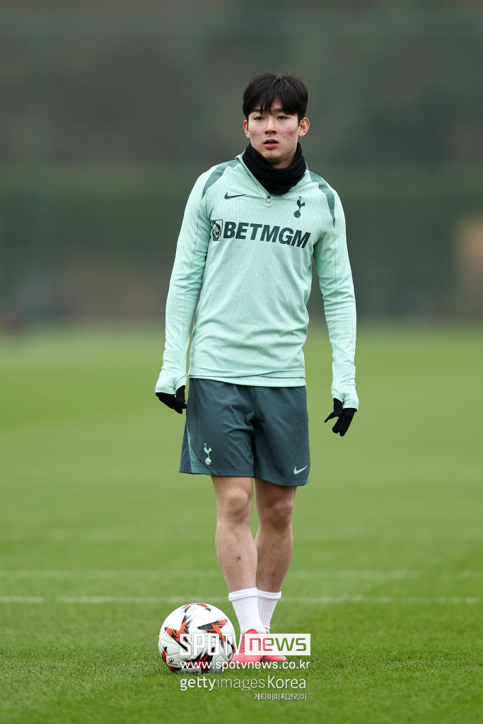 ▲ 손흥민도 양민혁에게 현실적인 조언을 한 바 있다. 그는 지난해 토트넘과 계약을 막 끝냈던 양민혁을 두고 "K리그에서 잘한다고 느낄 수 있지만, 여기서는 어린 선수들이 매일 기회를 잡고 싶어 한다"라며 치열한 경쟁의식을 무장하지 않으면 데뷔 기회를 얻기가 쉽지는 않을 것이라고 조언했다.