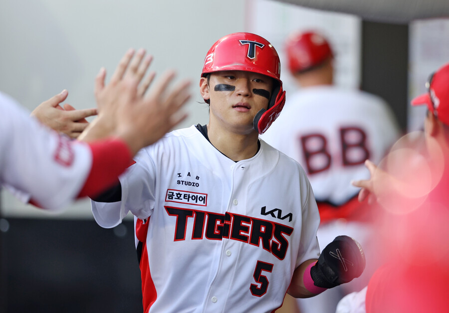 ▲ 지난해 연봉 1억 원을 받았던 김도영은 KBO리그 역대 4년 차 최고 연봉(3억9000만 원)을 훌쩍 뛰어 넘는 5억 원에 사인했다. ⓒKIA타이거즈