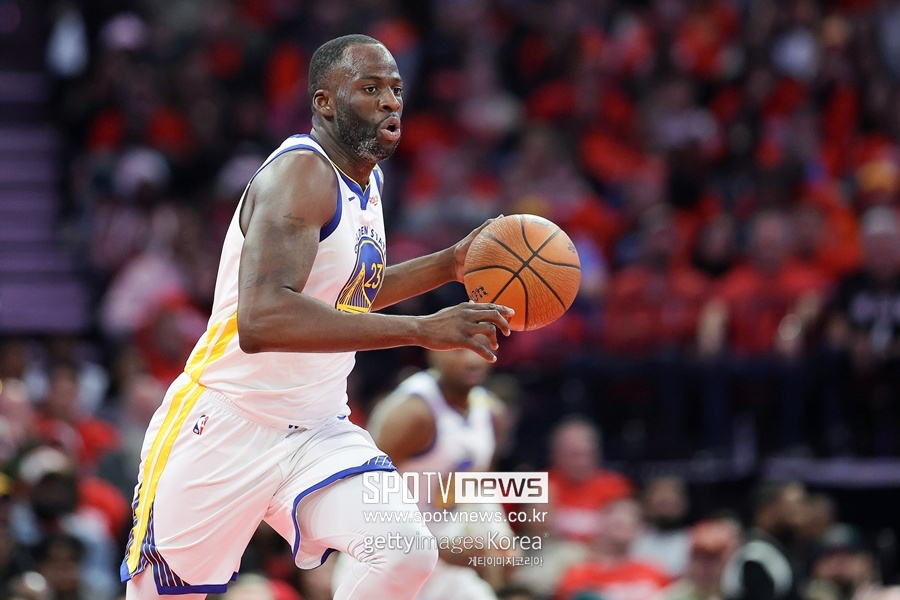 ▲ 스테픈 커리(위)와 드레이먼드 그린.