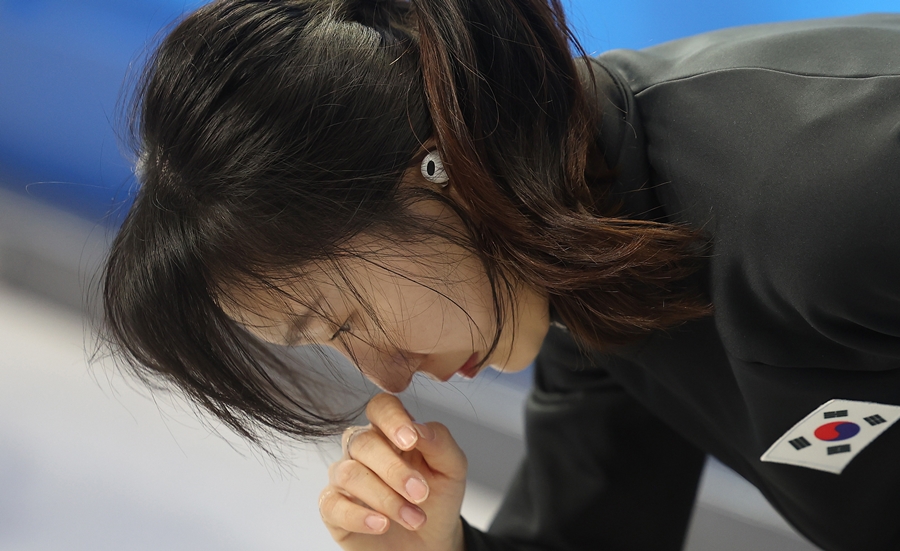 ▲ 한국 최민정이 7일 중국 하얼빈 헤이룽장 빙상훈련센터 다목적홀에서 쇼트트랙 여자 1,500ｍ 준준결승을 앞두고 몸을 풀고 있다. ⓒ연합뉴스