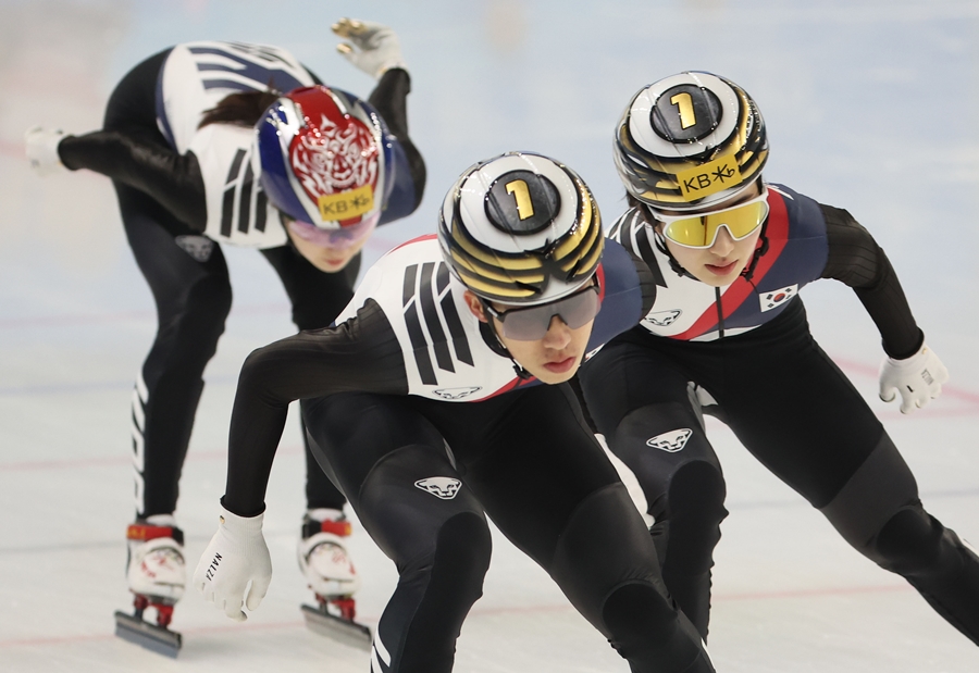 ▲ 6일 한국 쇼트트랙 대표팀 박지원, 김길리 등이 중국 하얼빈 헤이룽장 빙상훈련센터 다목적홀에서 훈련하고 있다.  ⓒ연합뉴스